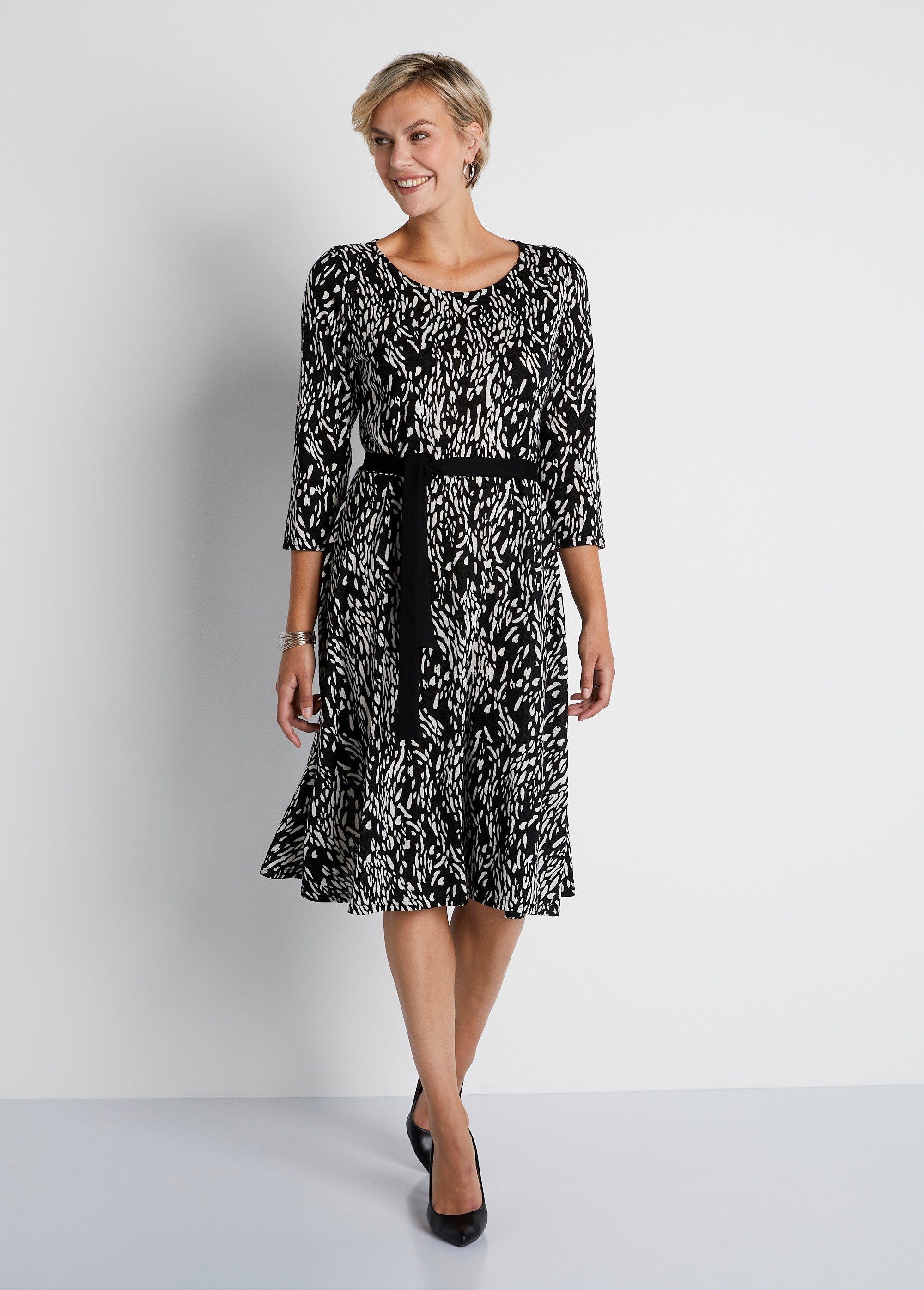 Short_printed_warm_knit_dress_Black_and_white_print_FA1_slim