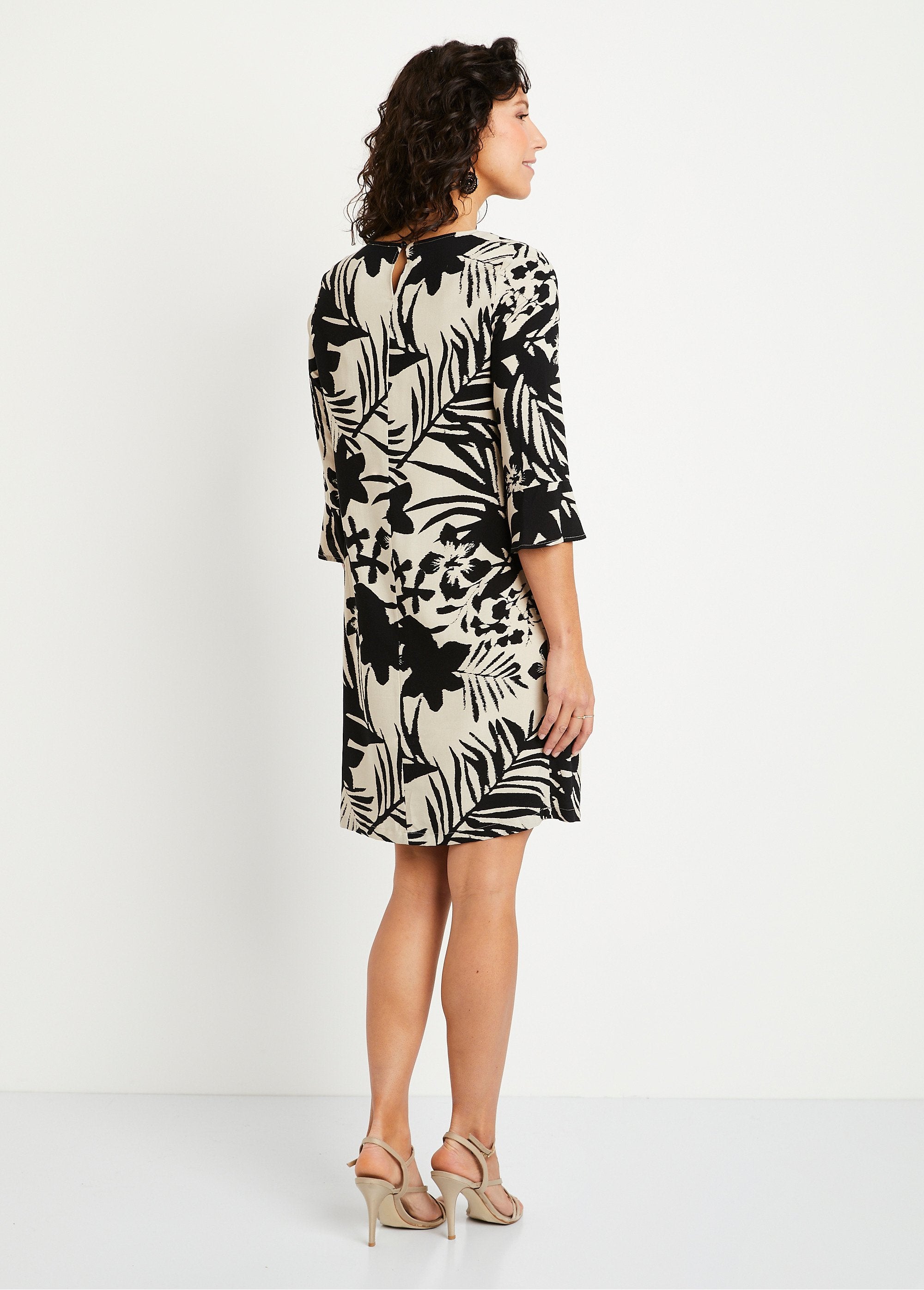 Short,_flowing_floral_straight_dress_Black_and_beige_DO1_slim