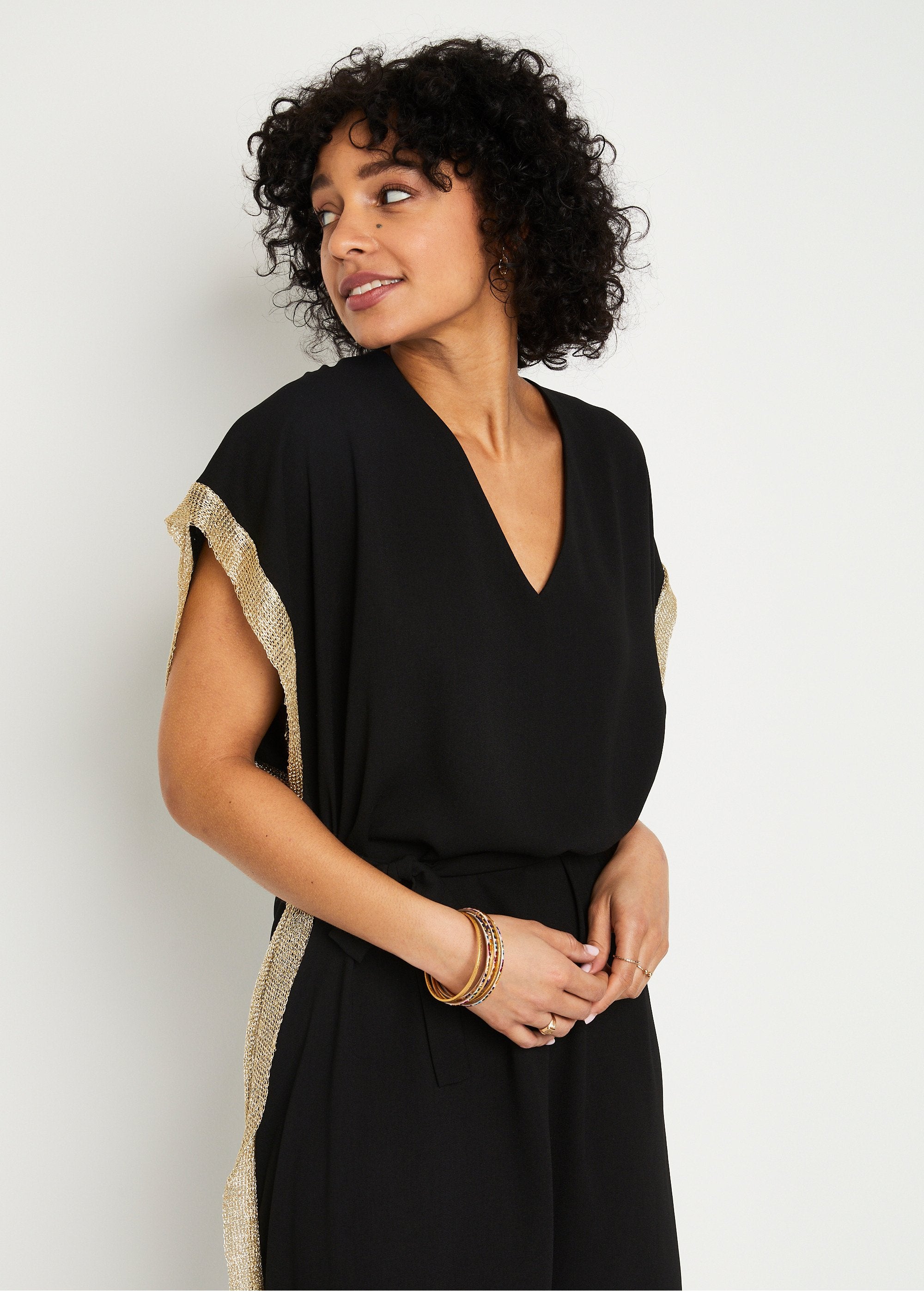 Mid-length_straight_dress_with_V-neck_and_side_braid_Black_DE1_slim