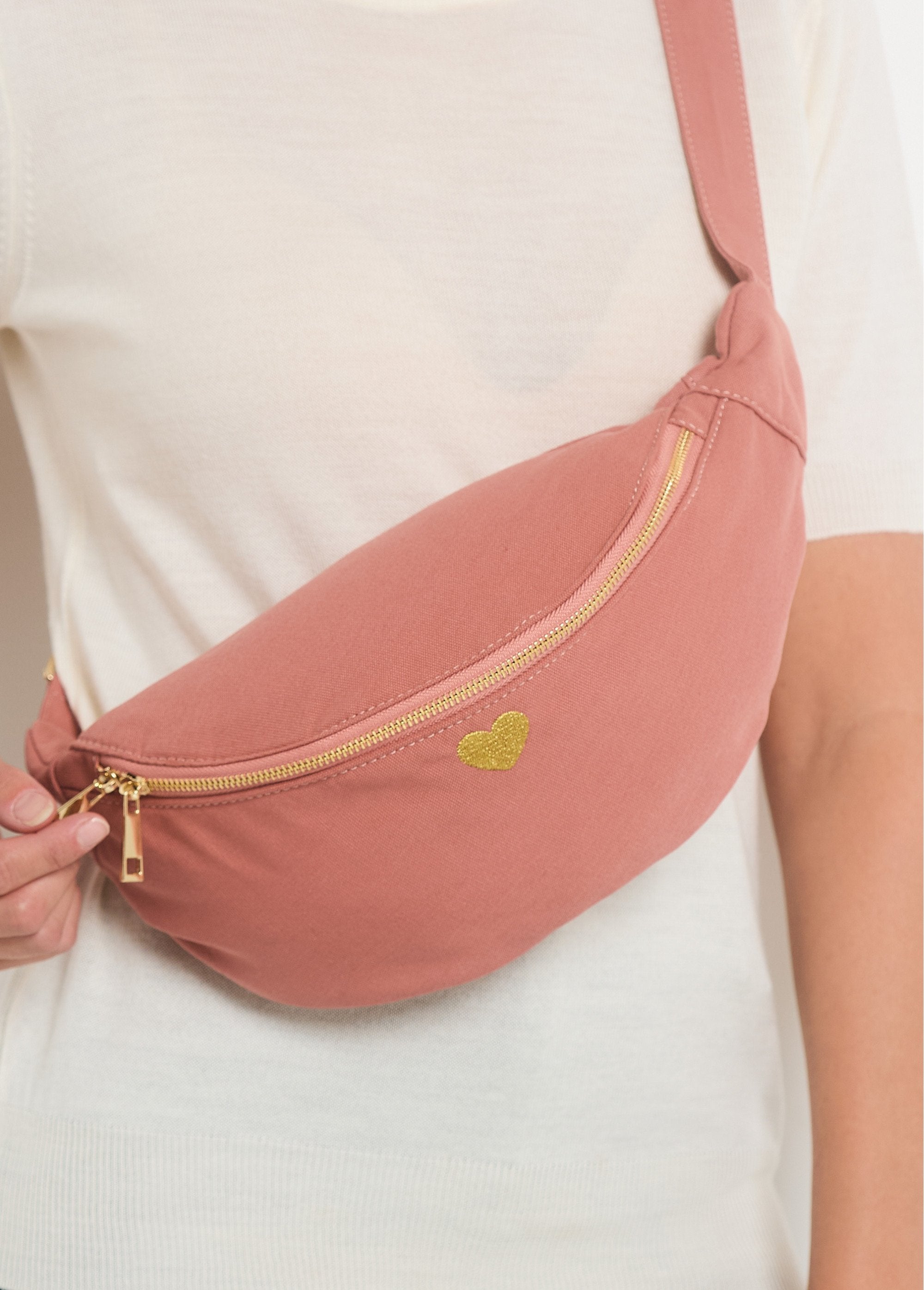 Plain_zipped_fanny_pack_with_heart_embroidery_Powdery_pink_DE2_slim