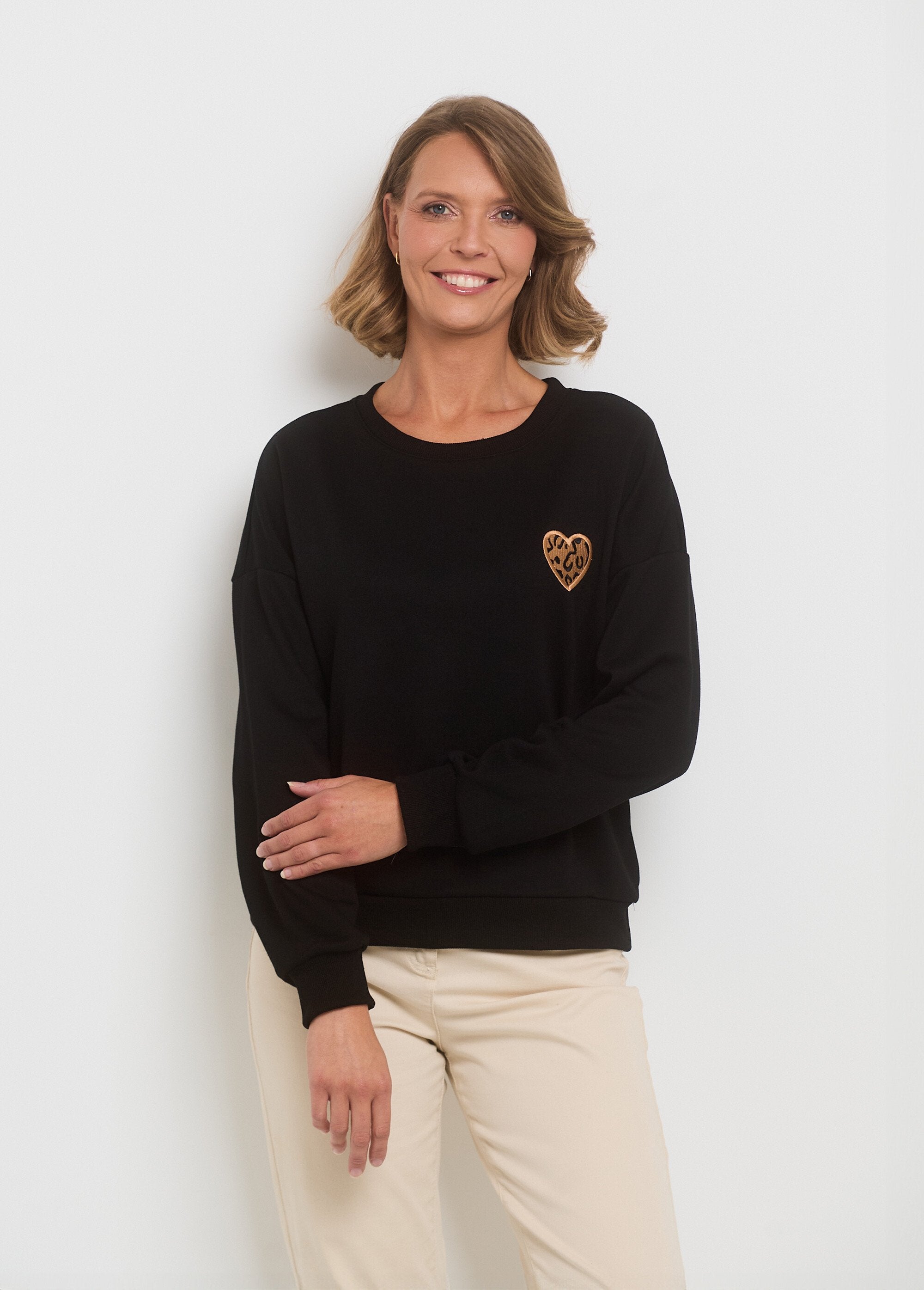 Heart_embroidered_fleece_sweatshirt_with_chest_Black_FA1_slim