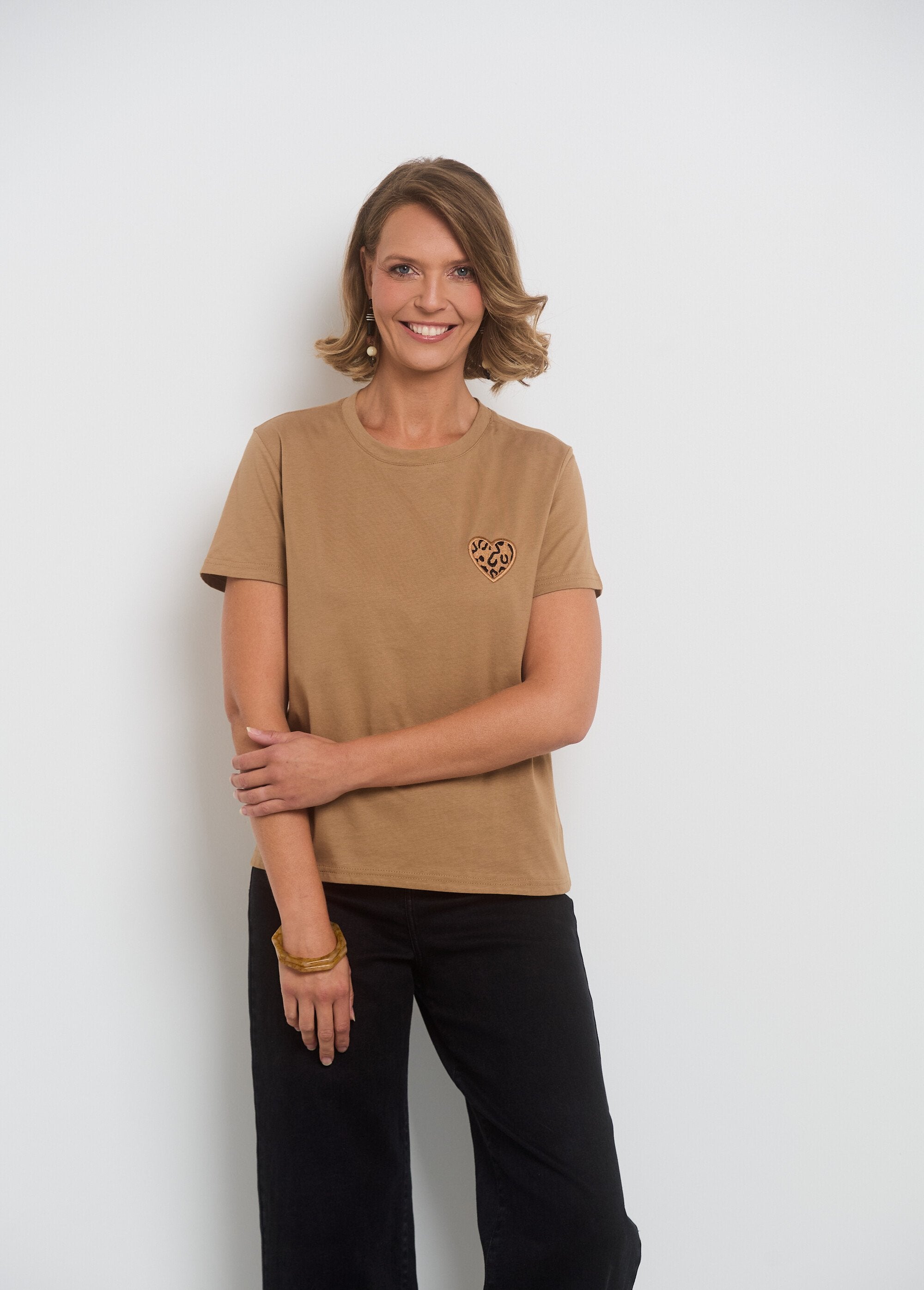 Round_neck_T-shirt_with_embroidered_heart_on_chest_camel_FA2_slim