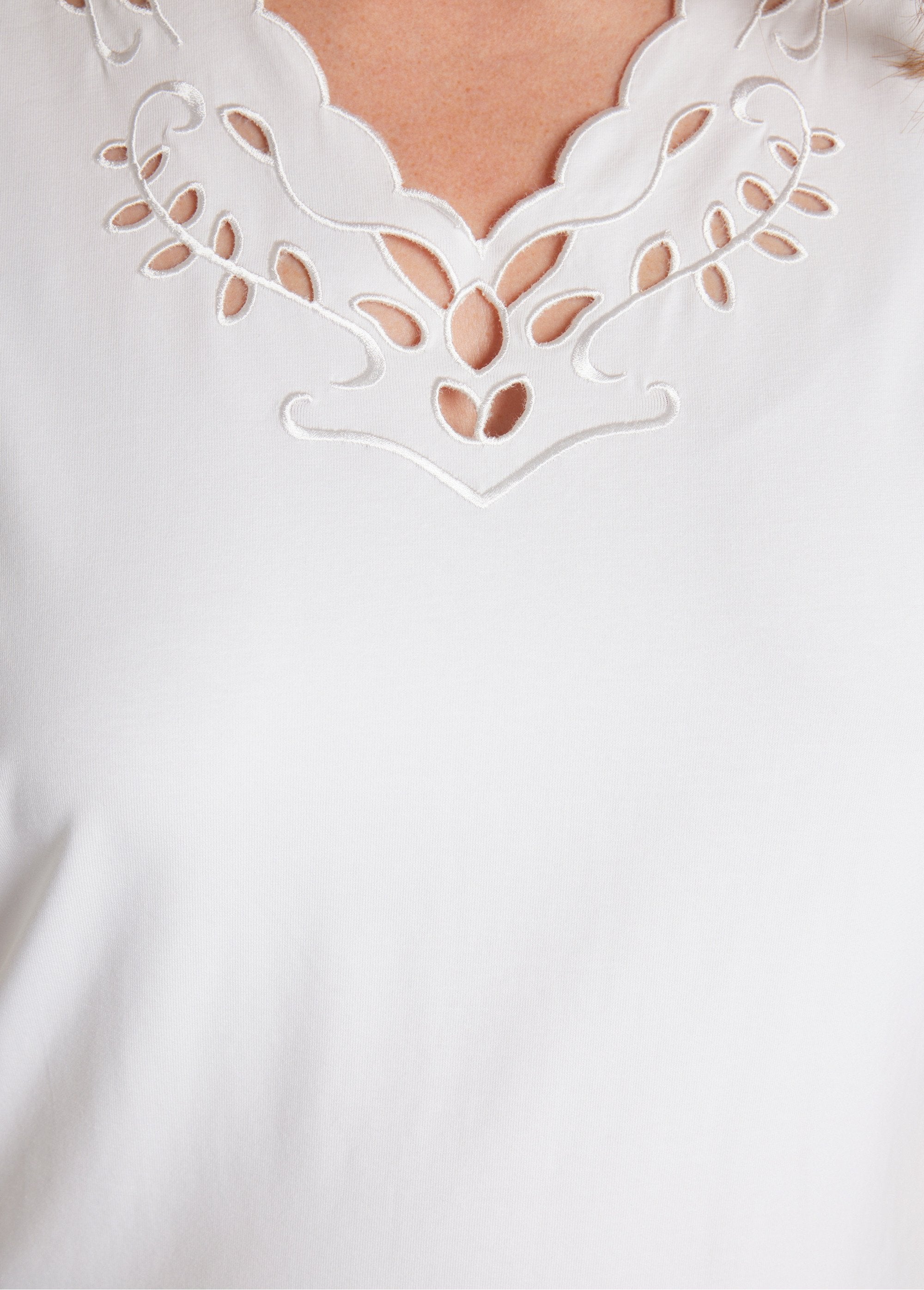 Embroidered_openwork_V-neck_T-shirt_White_DE2_curvy