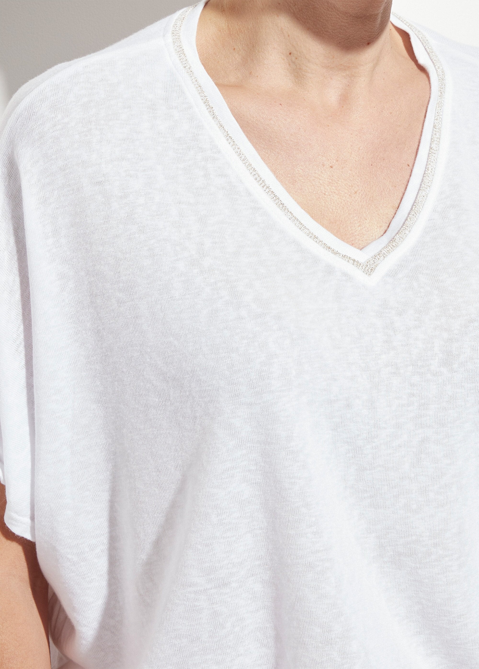 Metallic_V-neck_T-shirt_with_kimono_sleeves_White_DE1_slim