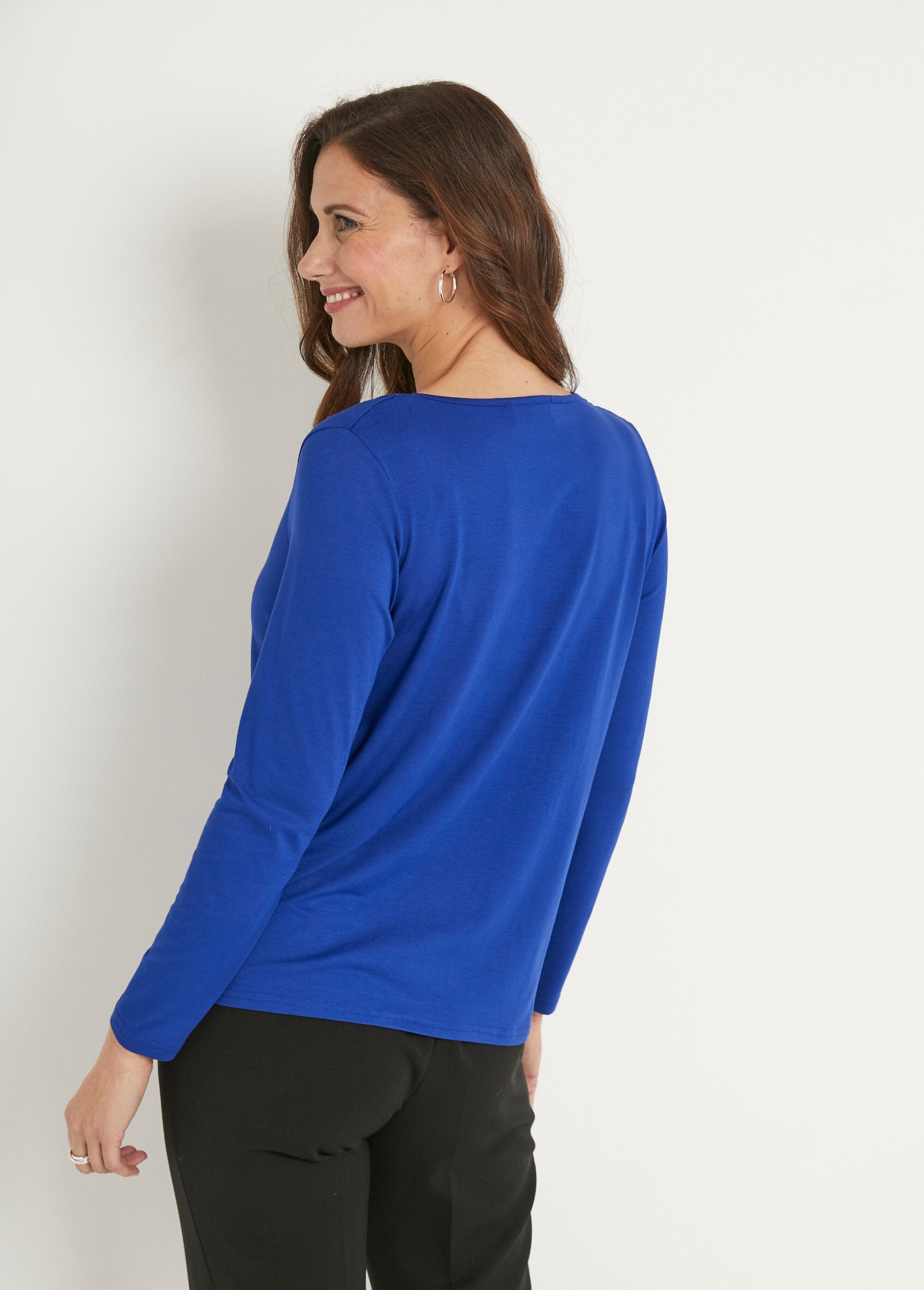 Short_lace_V-neck_long-sleeved_t-shirt_Hard_blue_DO1_slim