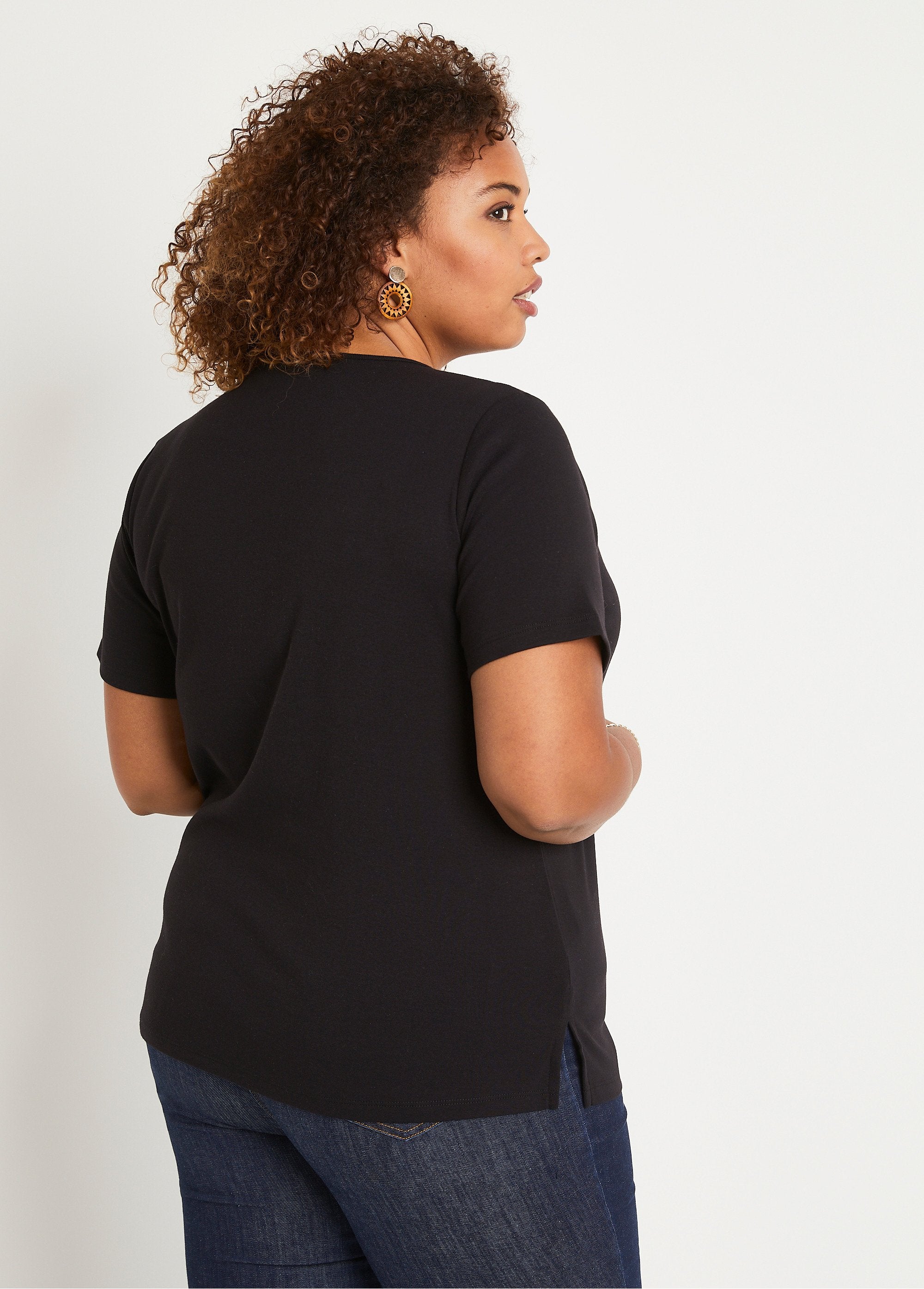 Long_straight_short-sleeved_t-shirt_Black_DO1_curvy