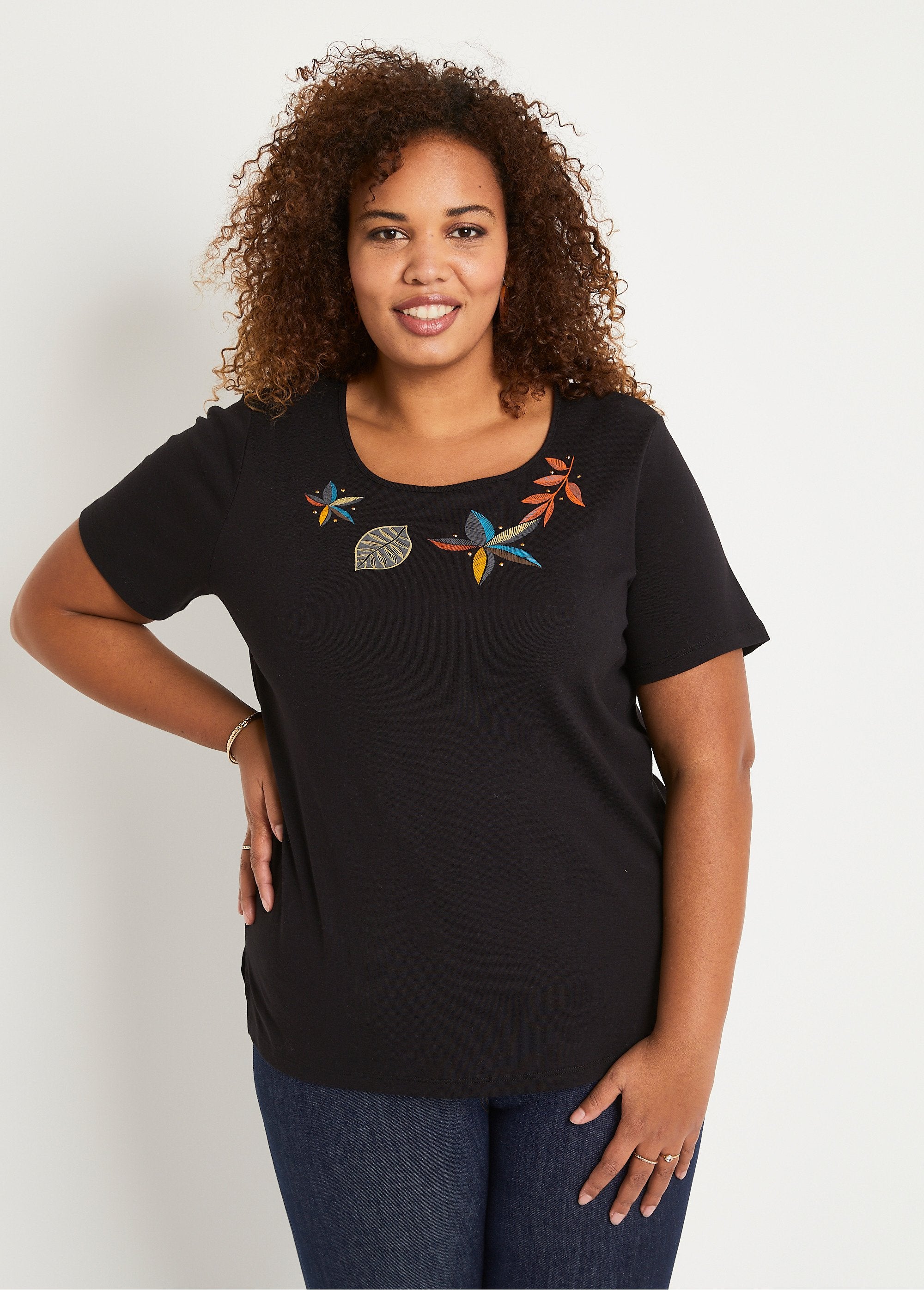 Long_straight_short-sleeved_t-shirt_Black_FA1_curvy