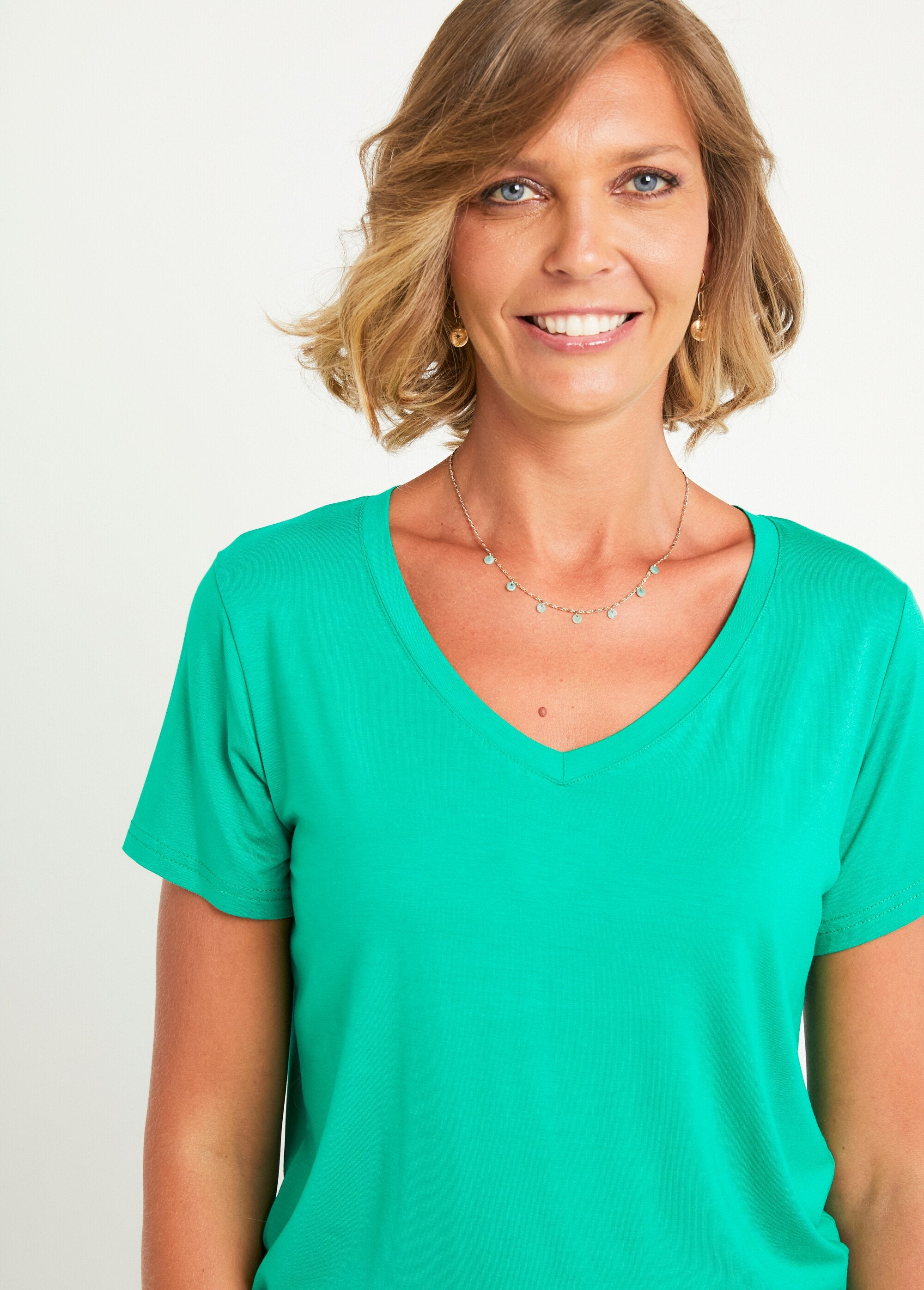 Short-sleeved_V-neck_fluid_t-shirt_Bright_green_DE1_slim