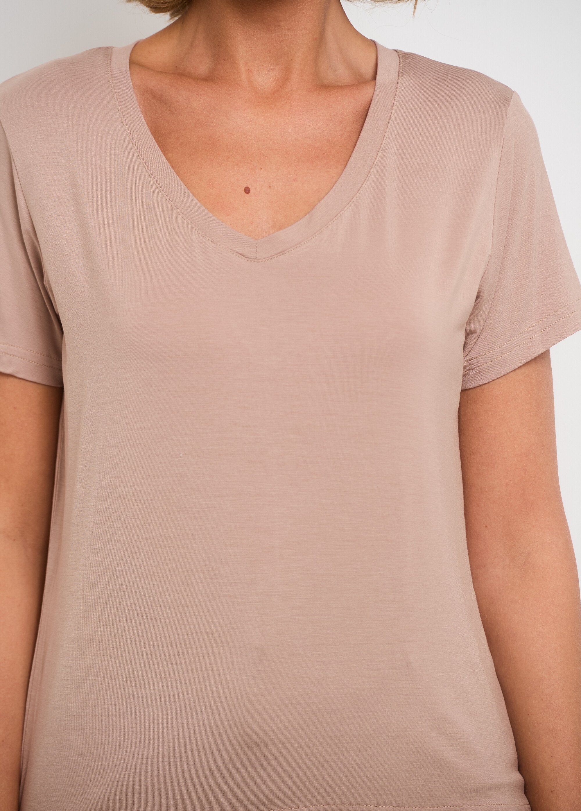 Short-sleeved_V-neck_fluid_t-shirt_Mole_DE2_slim