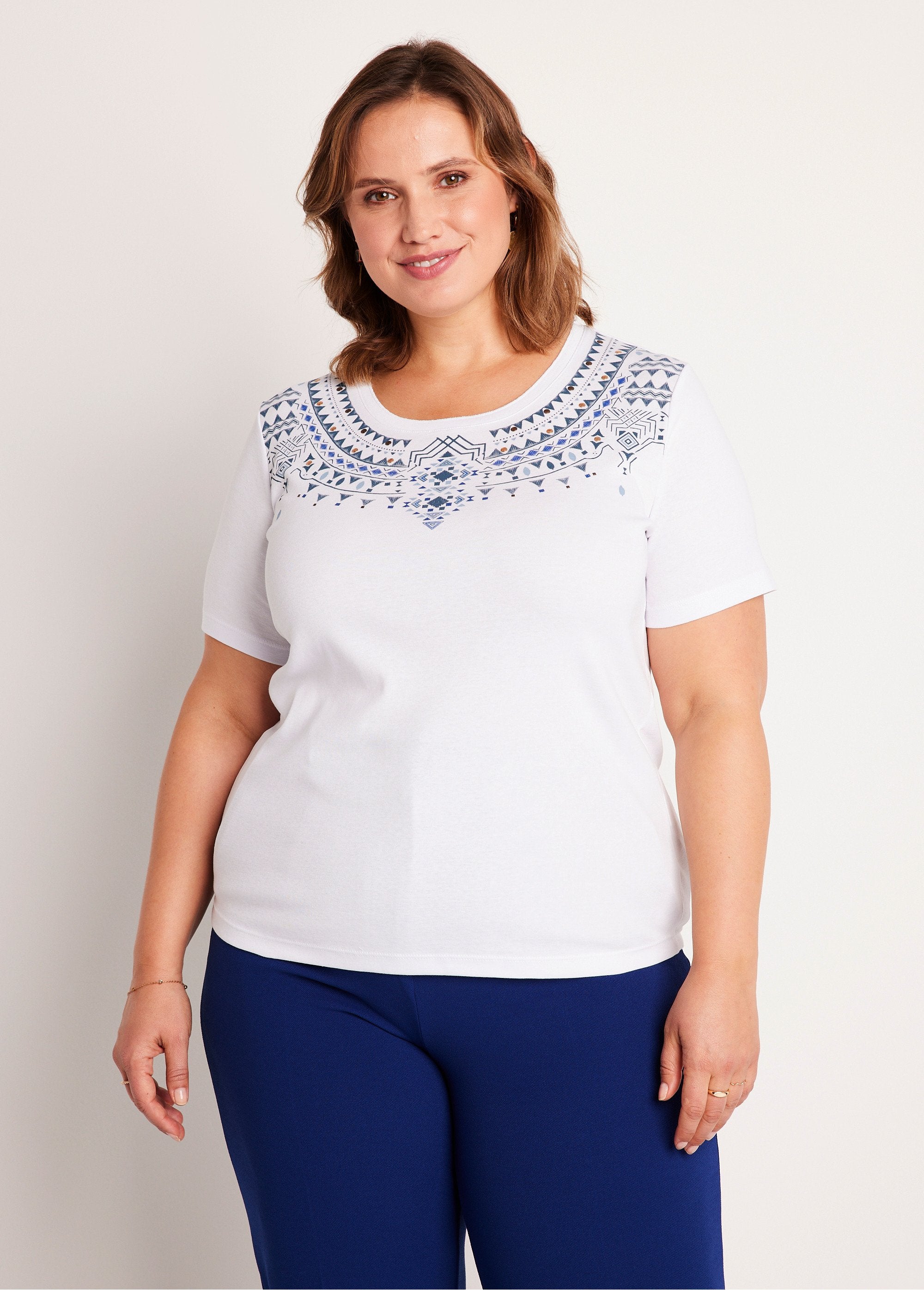 Short-sleeved_t-shirt_with_studded_pattern_collar_White_FA1_curvy