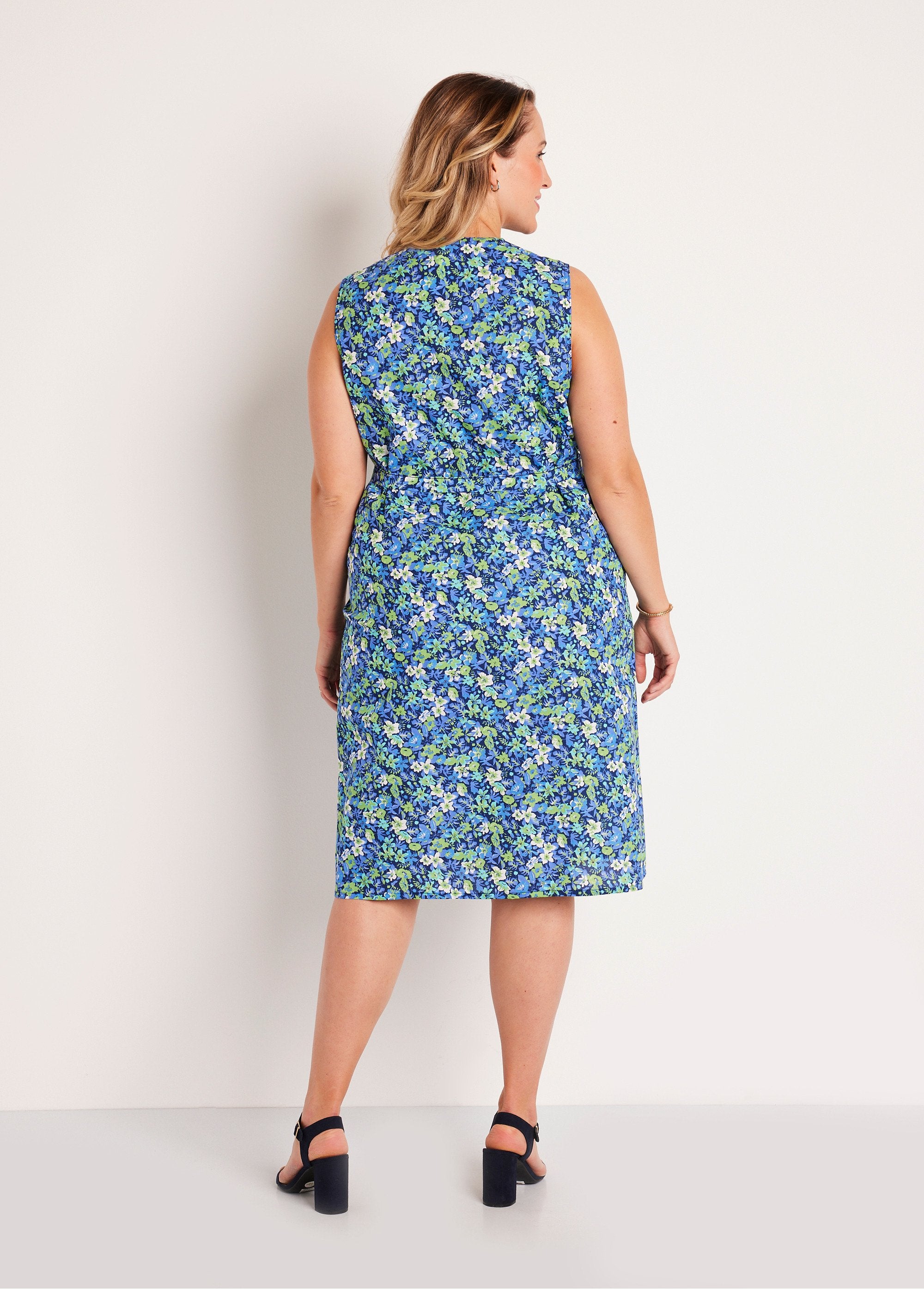 Floral_sleeveless_buttoned_apron_Navy_and_ecru_DO1_curvy