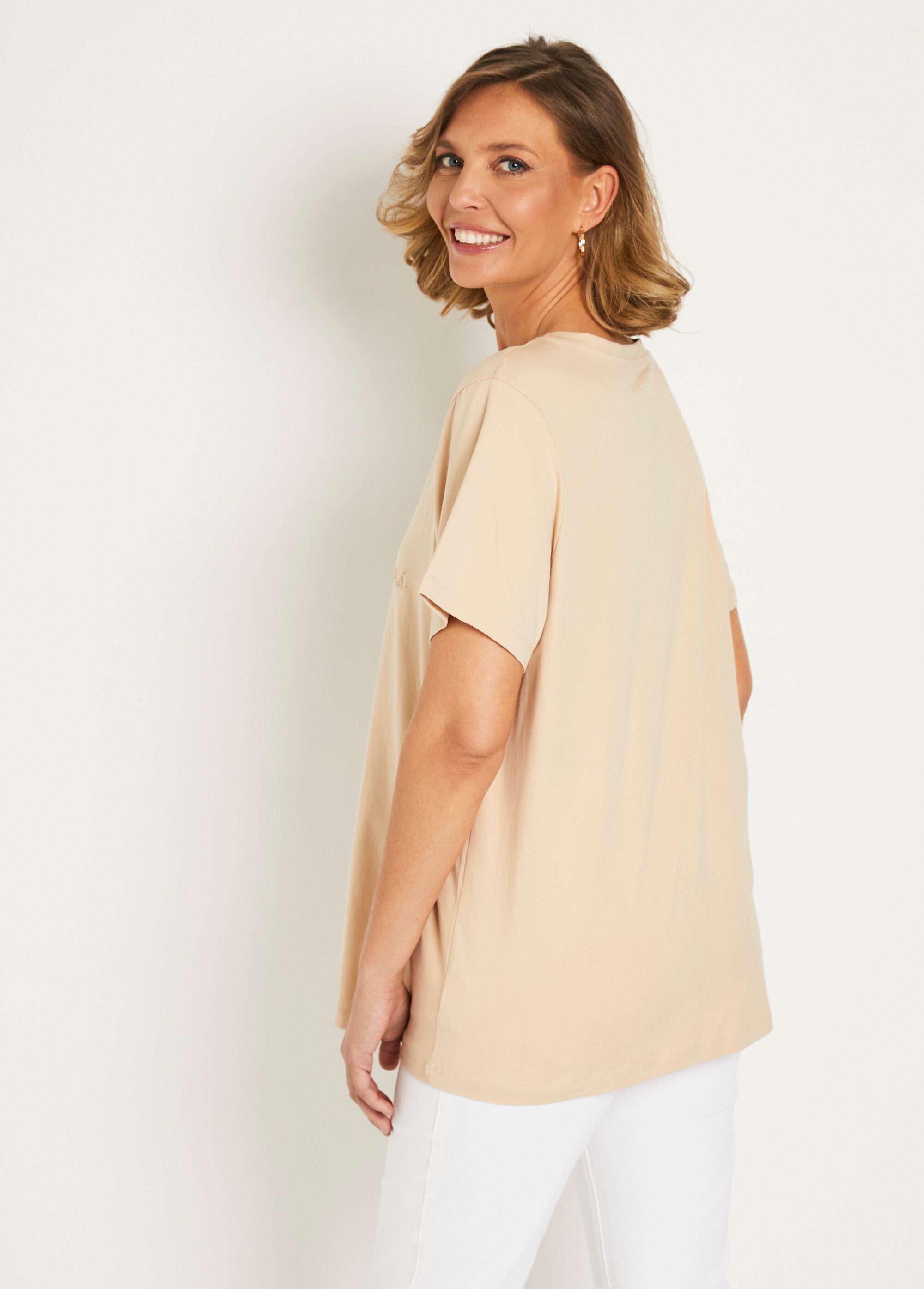 Short-sleeved_embroidered_message_T-shirt_Beige_DO1_slim