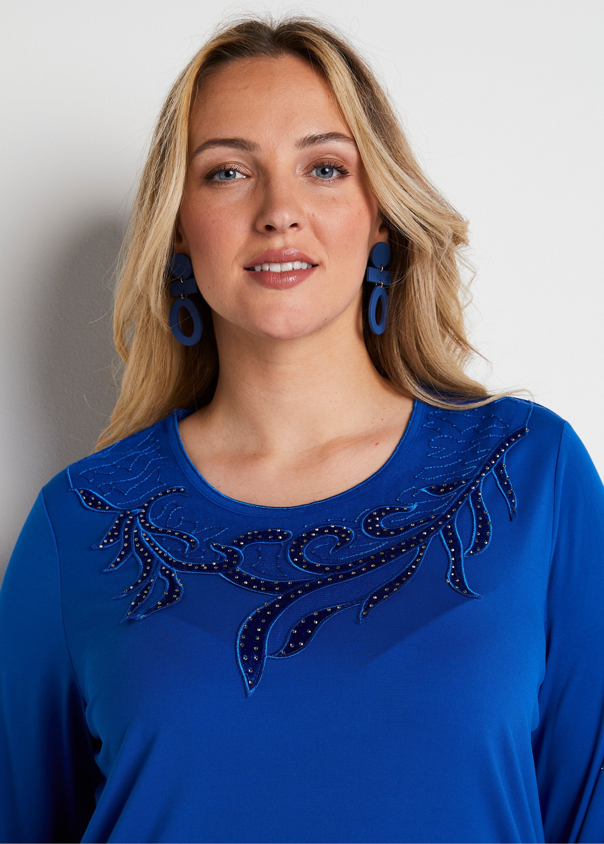 Short_round_neck_rhinestone_embroidered_fishnet_t-shirt_Blue_DE1_curvy