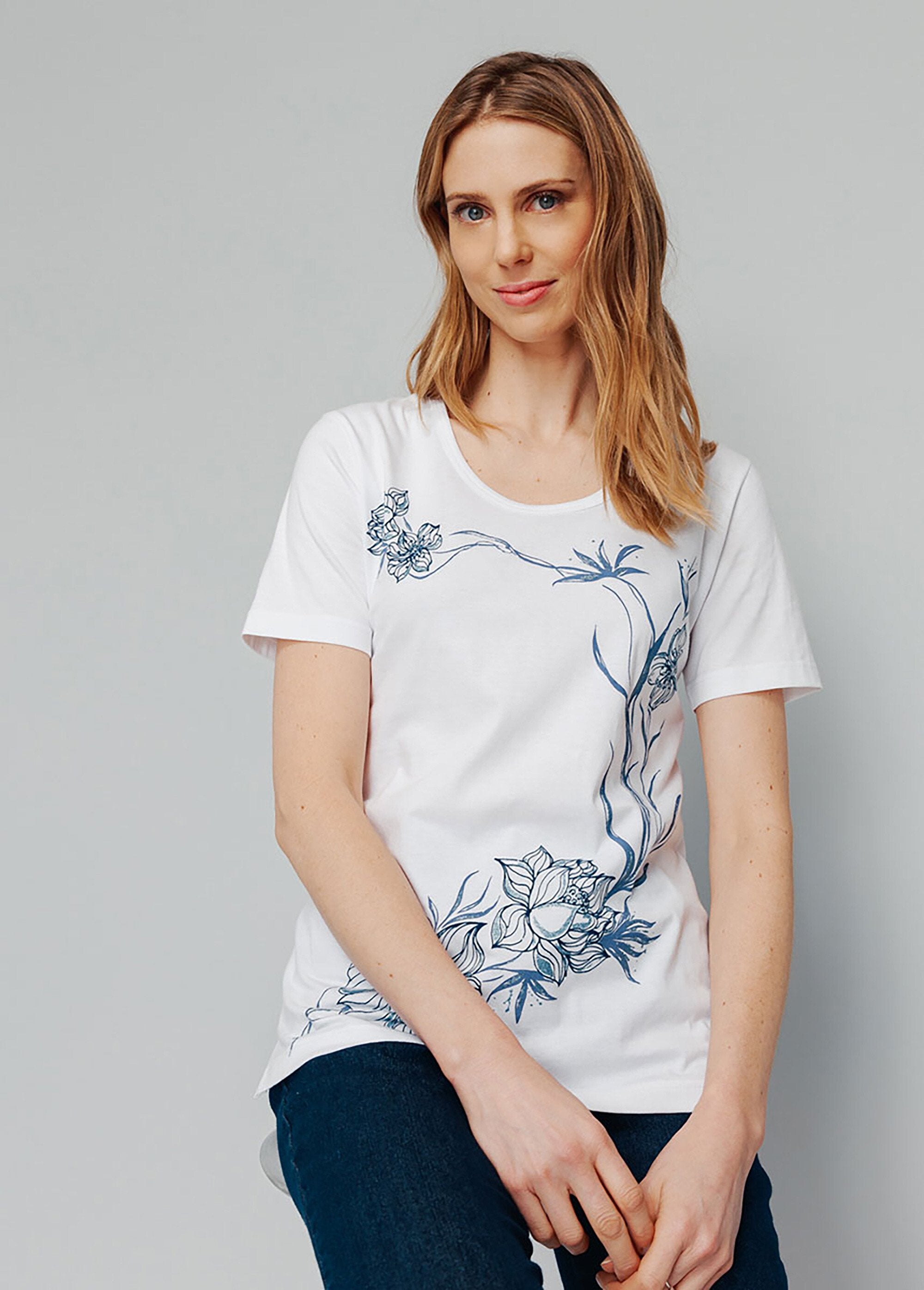 Round_neckline_flower_pattern_t-shirt_White_background_FA1_slim