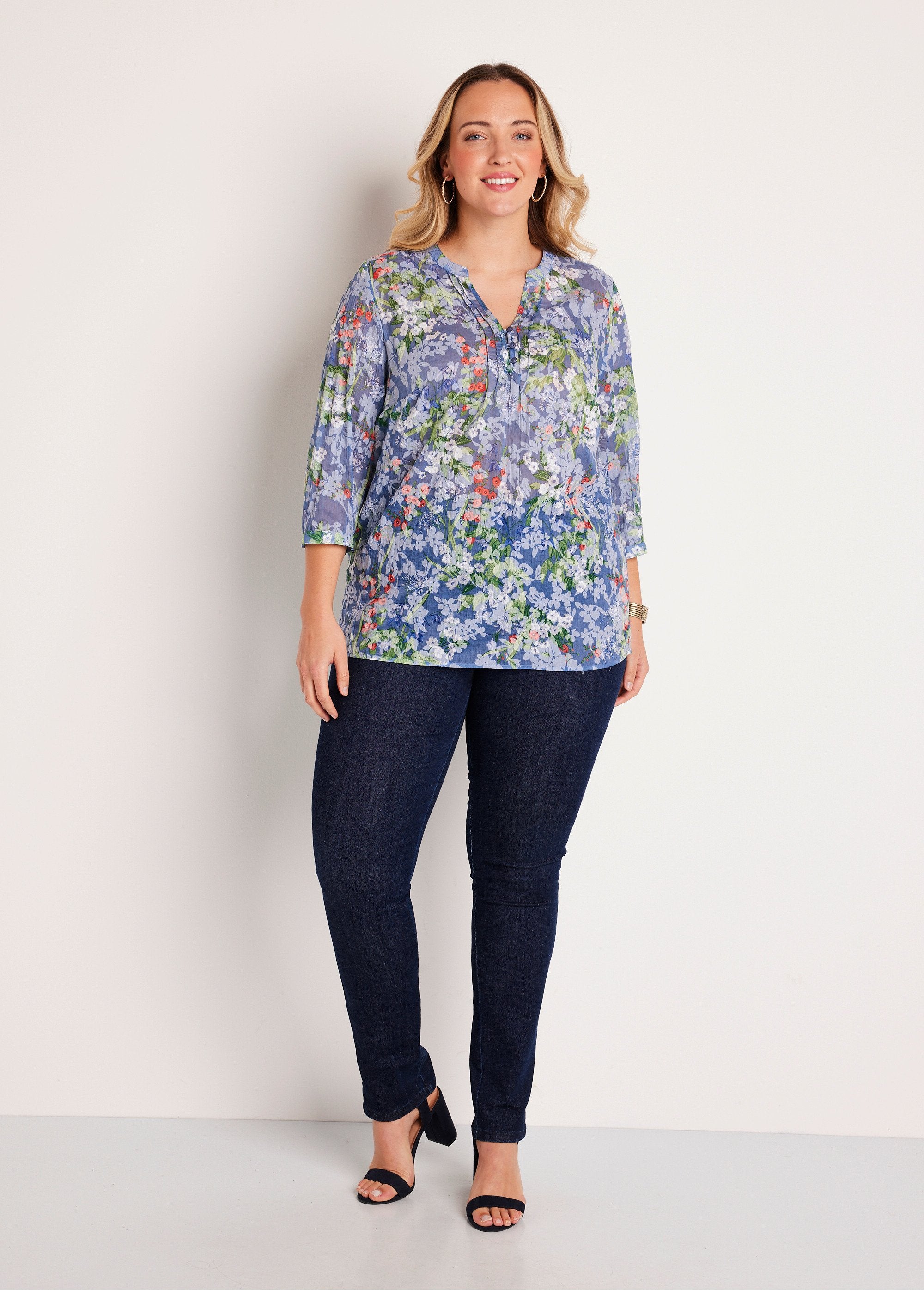 Loose_floral_3/4_sleeve_tunic_Blue_background_SF1_curvy