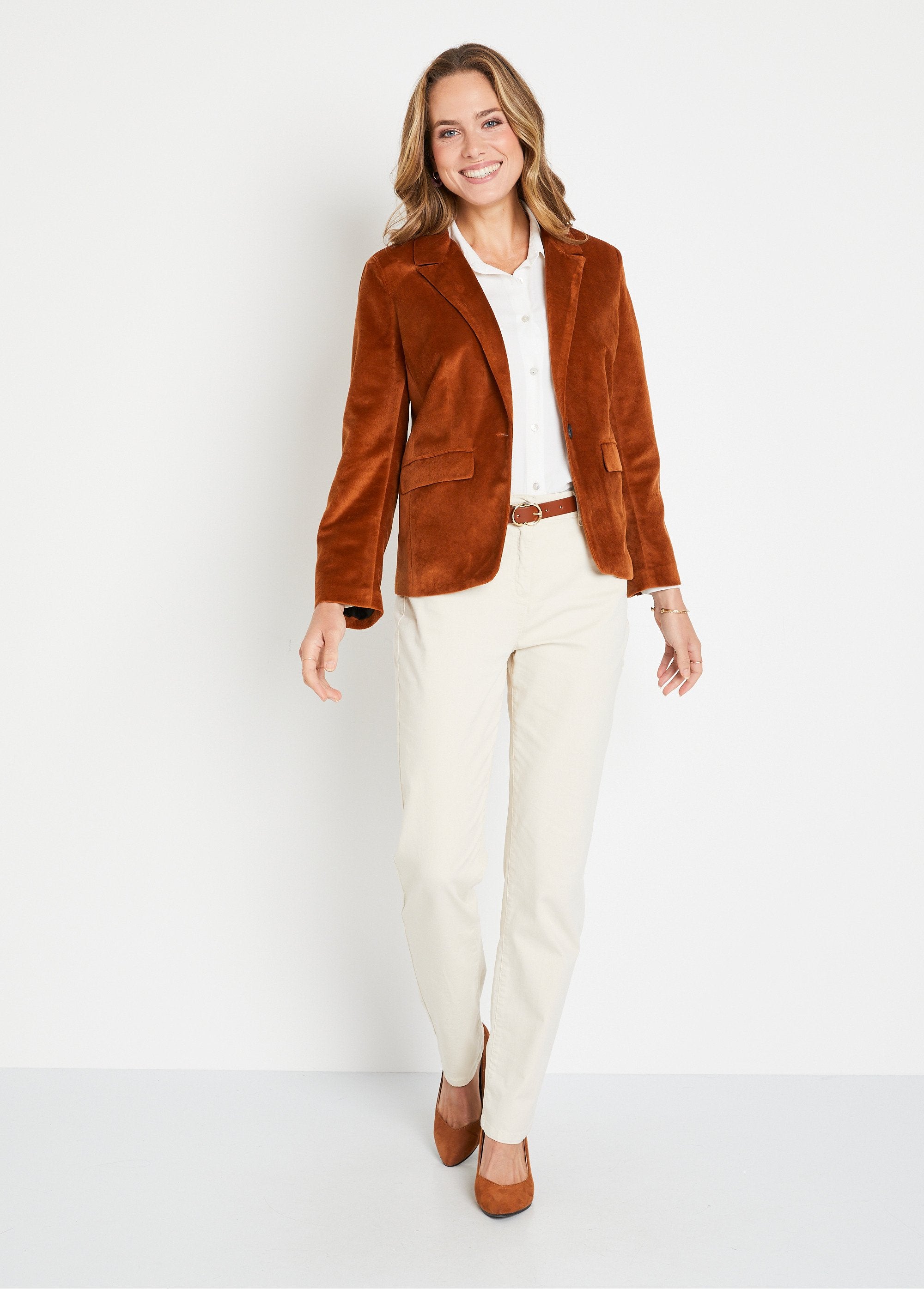 Straight_blazer_jacket_in_plain_velvet_with_tailor_collar_camel_SF1_slim